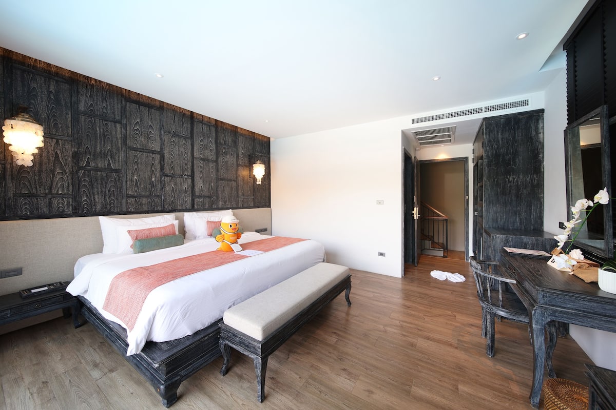 Family Suite Pool Access | Hypo-allergenic bedding, free minibar, in-room safe, free WiFi