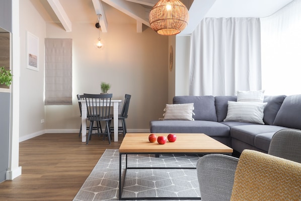 Lägenhet (Attic, incl. Cleaning Fee 131 EUR) | Vardagsrum | Platt-tv