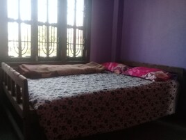 Muebles diferentes, espacio para trabajar con laptop y wifi gratis 