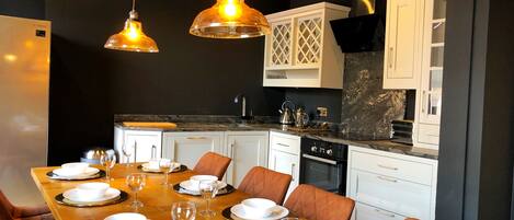 Apartment, Hot Tub | Restaurant