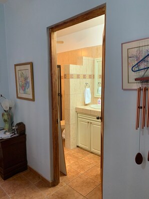 Deluxe-Apartment | Badezimmer | Dusche, Regendusche, Haartrockner, Handtücher