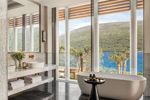 特色别墅 (One) | 浴室 | 独立的浴缸和淋浴、深泡浴缸、旋水按摩花洒、免费洗浴用品