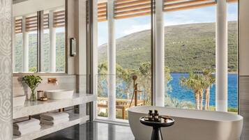 Villa Signature (One) | Bagno | Vasca e doccia separate, vasca da bagno a immersione totale