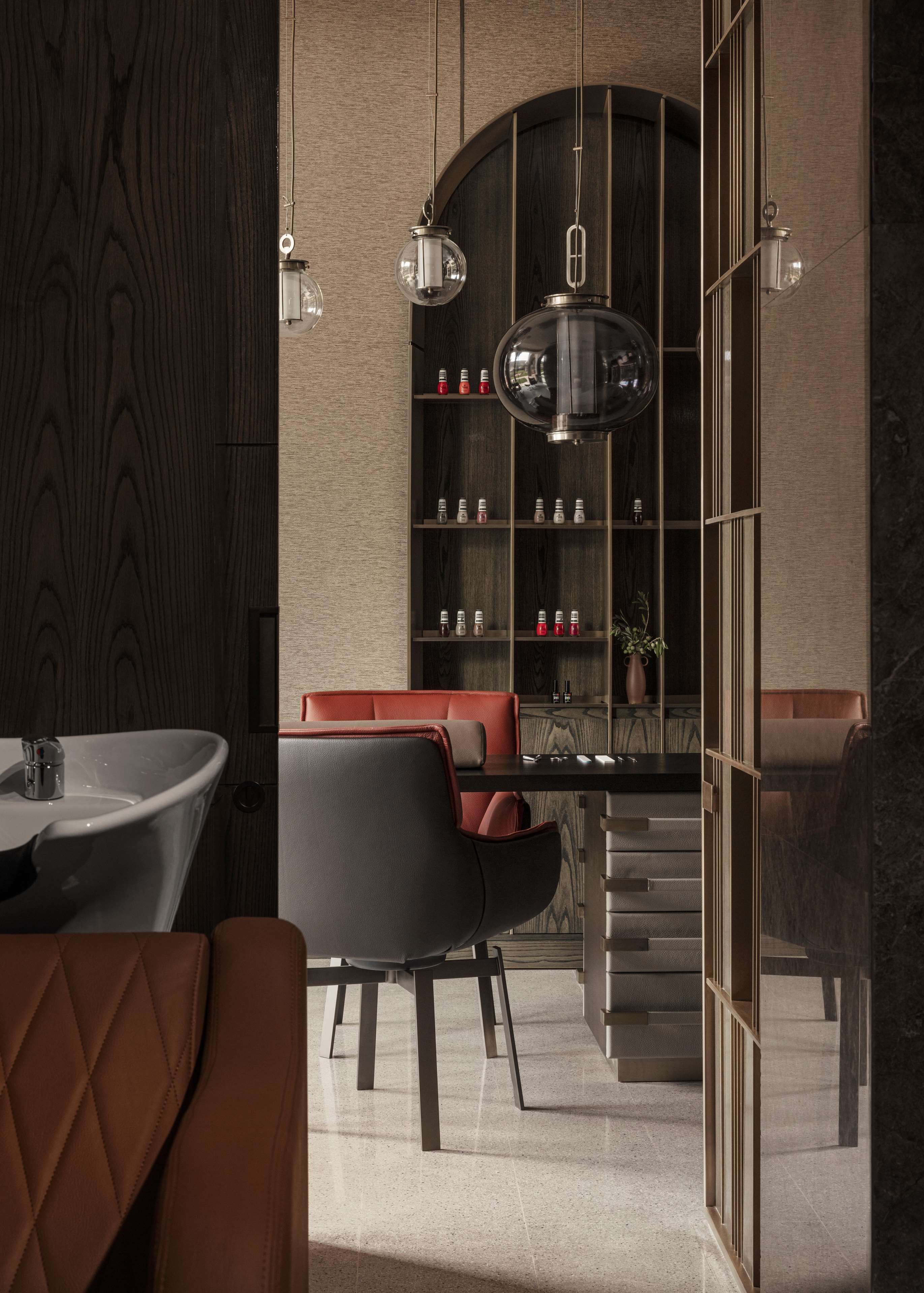 Ein modernes Interieur mit Barbereich, Sitzgelegenheiten und einer Treppe.