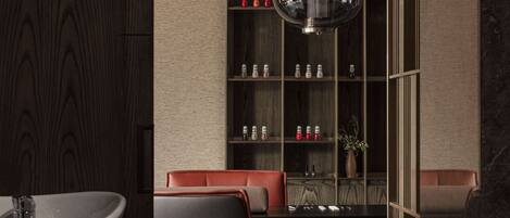 Un interior moderno con una zona de bar, asientos y una escalera.