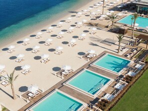 Plage privée, sable blanc, bar sur la plage, kayak