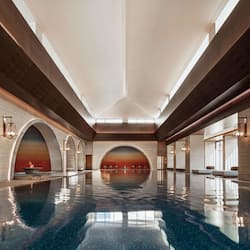 Alberca techada, alberca al aire libre por temporada y camastros