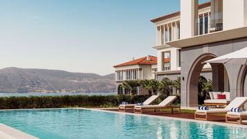 Indoor pool, seasonal outdoor pool, pool loungers