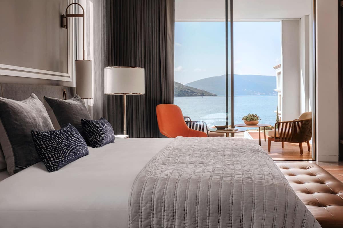 Premium bedding, down duvets, free minibar items, in-room safe