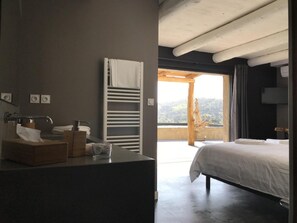 Studio Suite, Balcony (Cabanon 3) | Premium bedding, minibar, in-room safe, individually decorated - Les Cabanons de Mémé Jeannette (Port-Vendres)