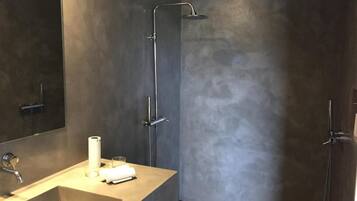 Shower, rainfall showerhead, free toiletries, hair dryer