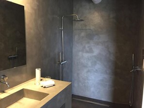 Shower, rainfall showerhead, free toiletries, hair dryer - Les Cabanons de Mémé Jeannette (Port-Vendres)