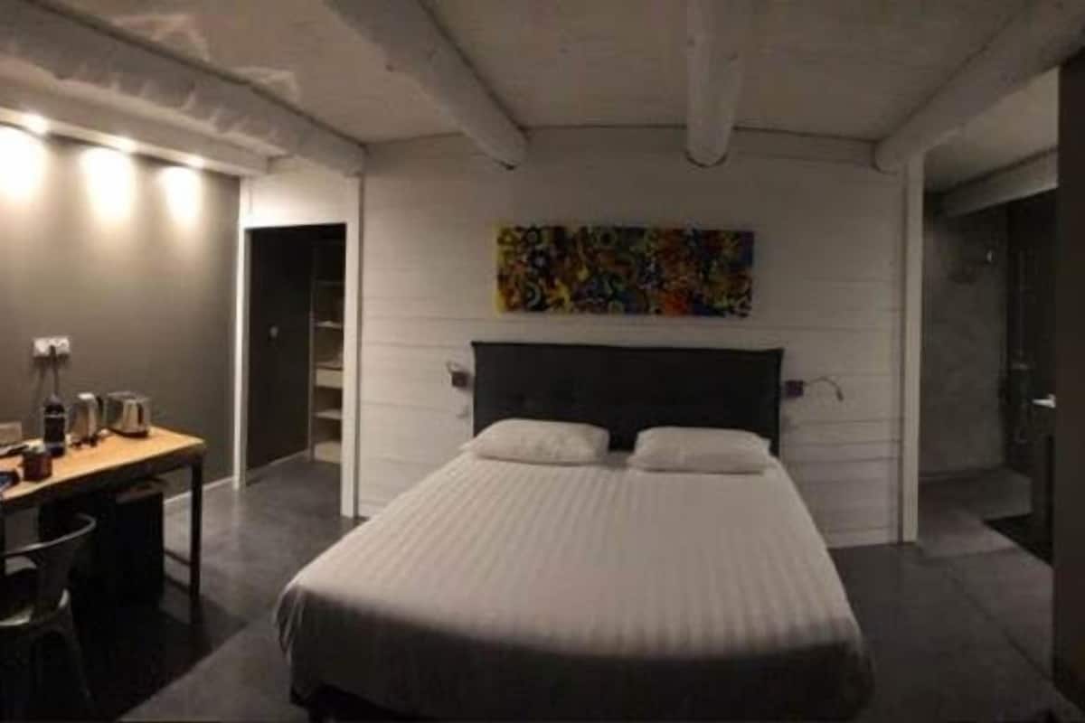 Camera doppia, idromassaggio (Cabanon 1) | Biancheria da letto di alta qualità, minibar, una cassaforte in camera