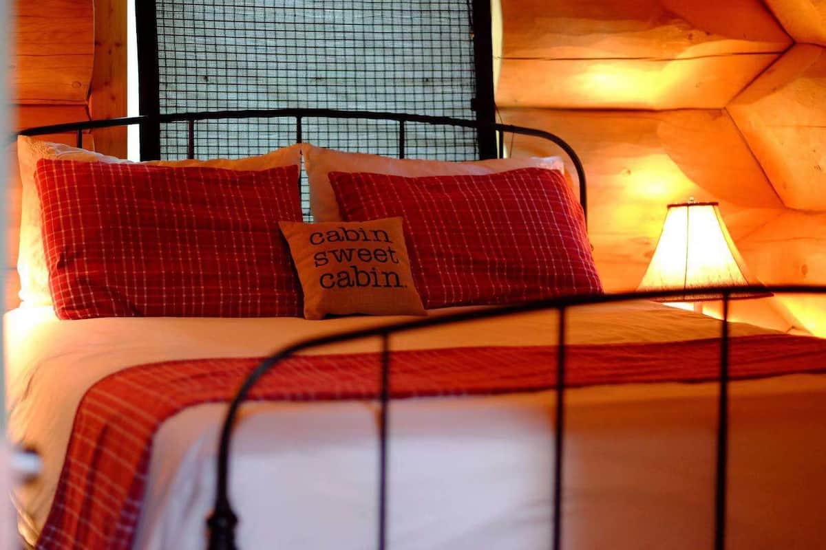 Northern Lights Cabin | 1 bedroom, iron/ironing board, WiFi (free), individually decorated