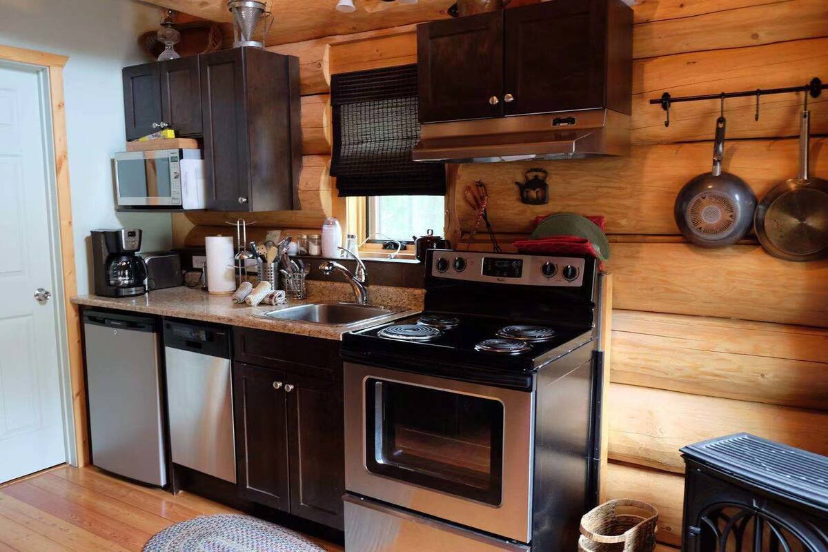 Midnight Sun Cabin | Private kitchen | Fridge, microwave, oven, stovetop