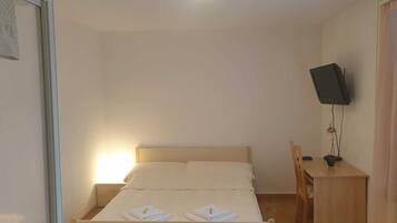 Chambre Double, salle de bains commune | Wi-Fi gratuit