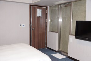 Quarto casal econômico | Escrivaninha, cortinas blackout, Wi-Fi de cortesia, roupa de cama