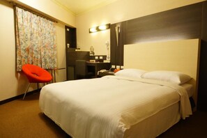 Habitación doble económica | Escritorio, cortinas blackout, wifi gratis y ropa de cama 