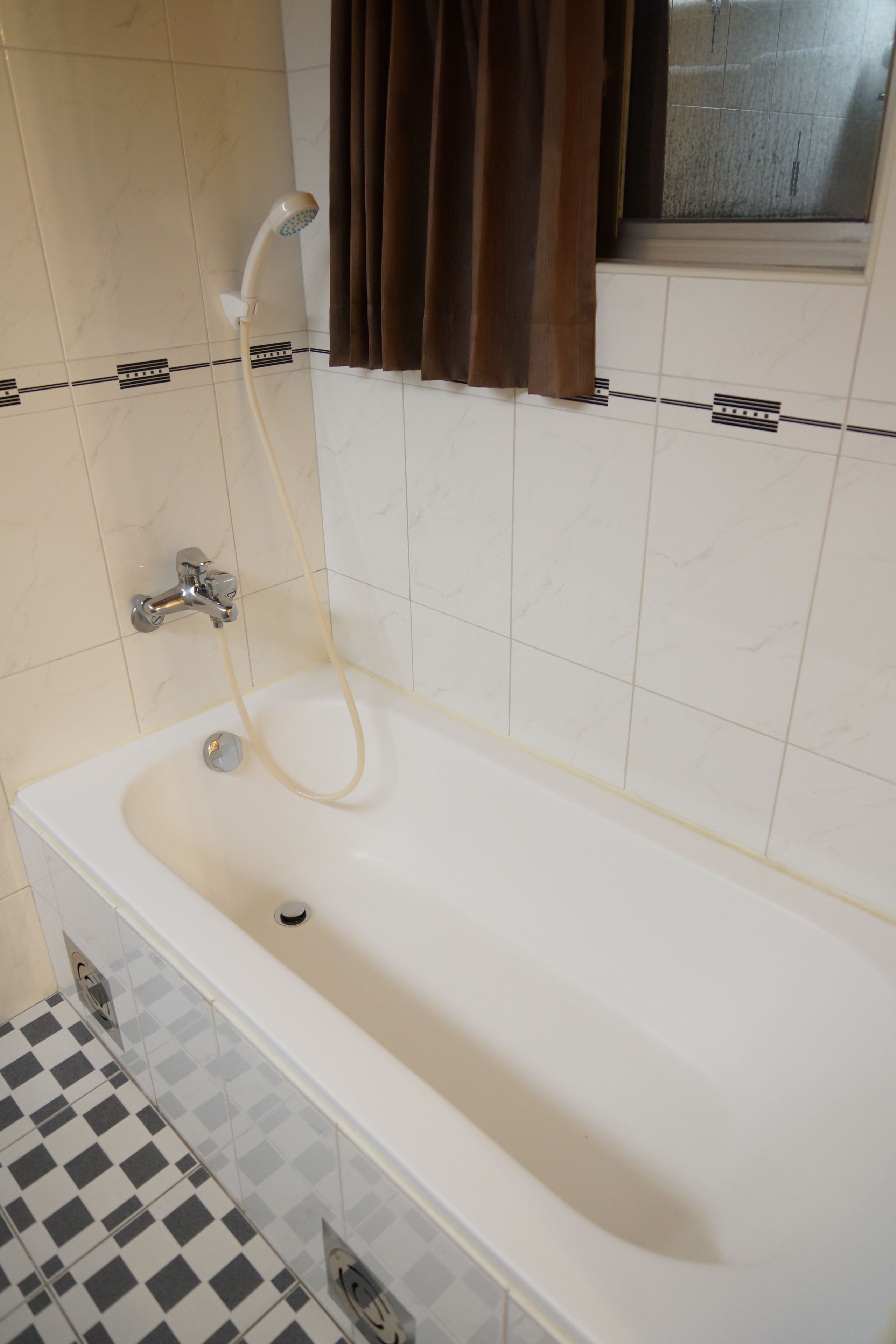 family room | deep-soaking bathtub