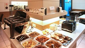 Un mostrador de buffet con diversos alimentos y una máquina de café.