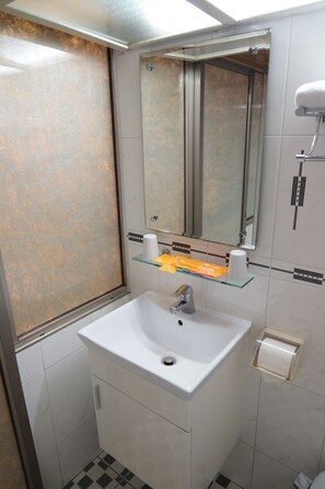 Standard Double Room | Bathroom | Rainfall showerhead, hair dryer, slippers, towels - Ying Dai Hotel (Tainan)