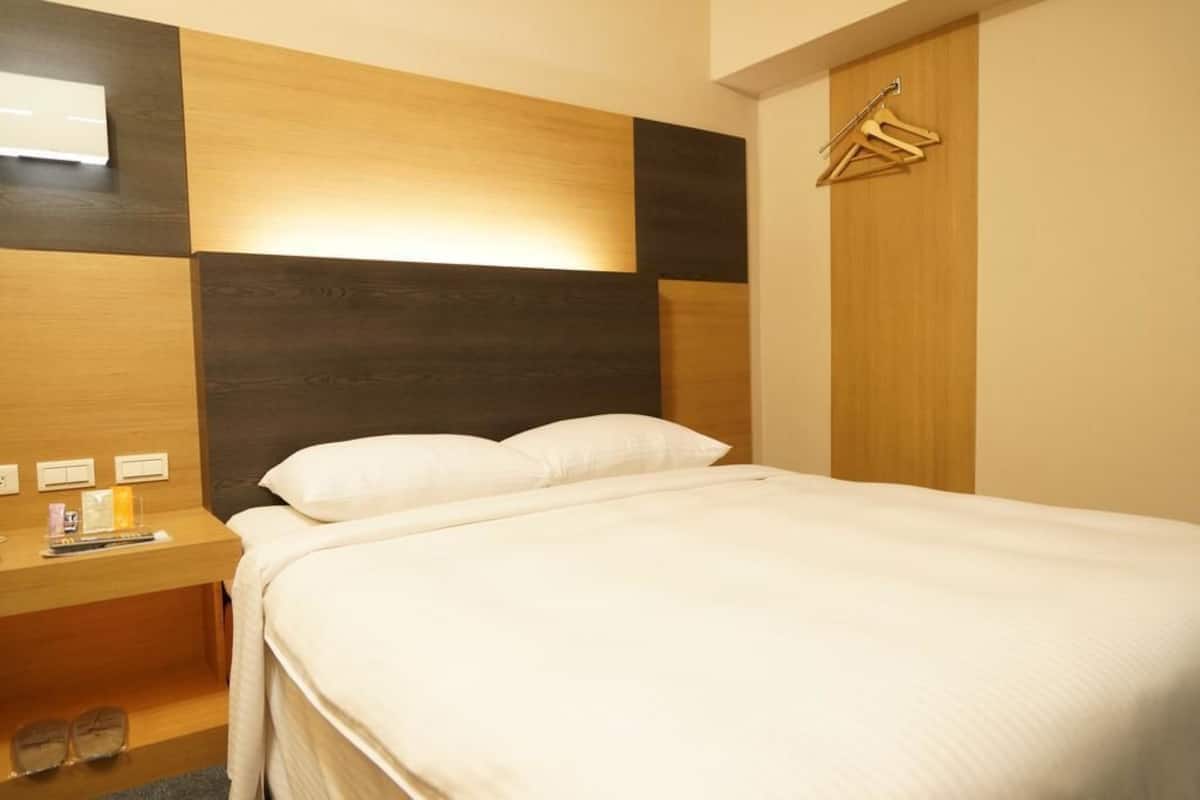 Desk, blackout curtains, free WiFi, bed sheets