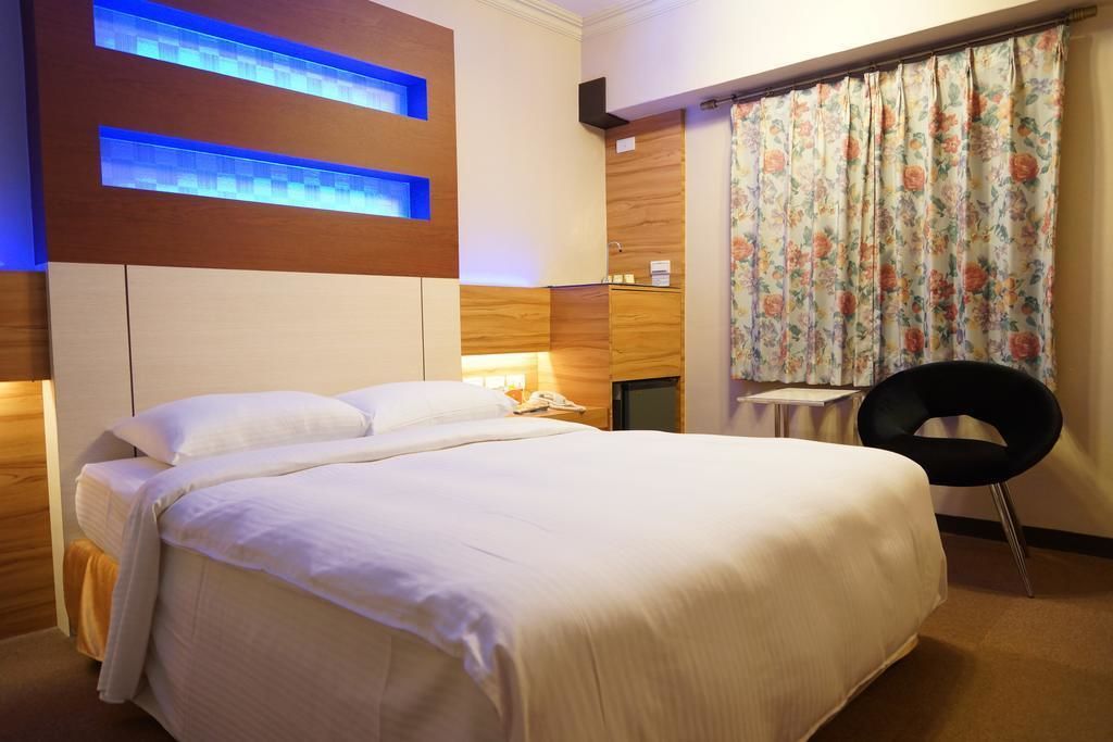 standard double room | desk, blackout curtains, free wifi, bed sheets