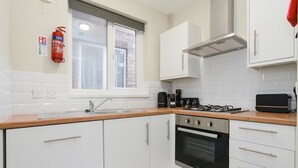Three-Bedroom House | Private kitchen - King Street (Nottingham)