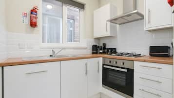 House | Dapur peribadi | Peti sejuk/penyejuk beku saiz penuh, ketuhar gelombang mikro, ketuhar