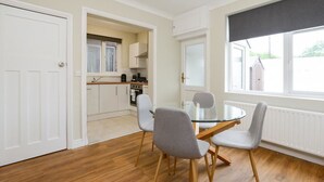 Three-Bedroom House | In-room dining - King Street (Nottingham)