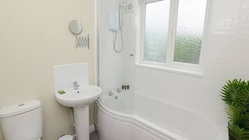 Three-Bedroom House | Bathroom | Combined shower/bathtub, free toiletries, hair dryer, towels