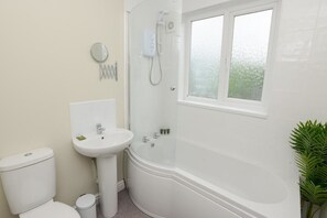 Three-Bedroom House | Bathroom | Combined shower/bathtub, free toiletries, hair dryer, towels - King Street (Nottingham)