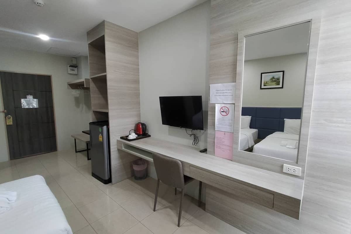 deluxe double room | desk, free wifi, bed sheets