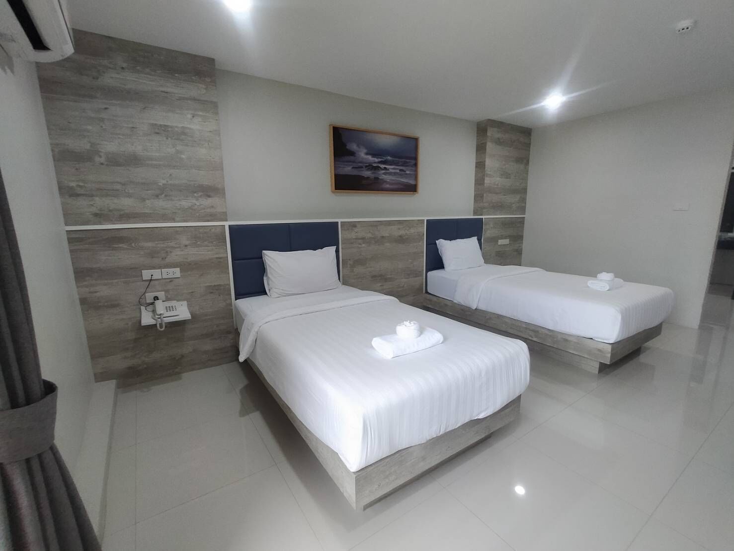 deluxe twin room | desk, free wifi, bed sheets