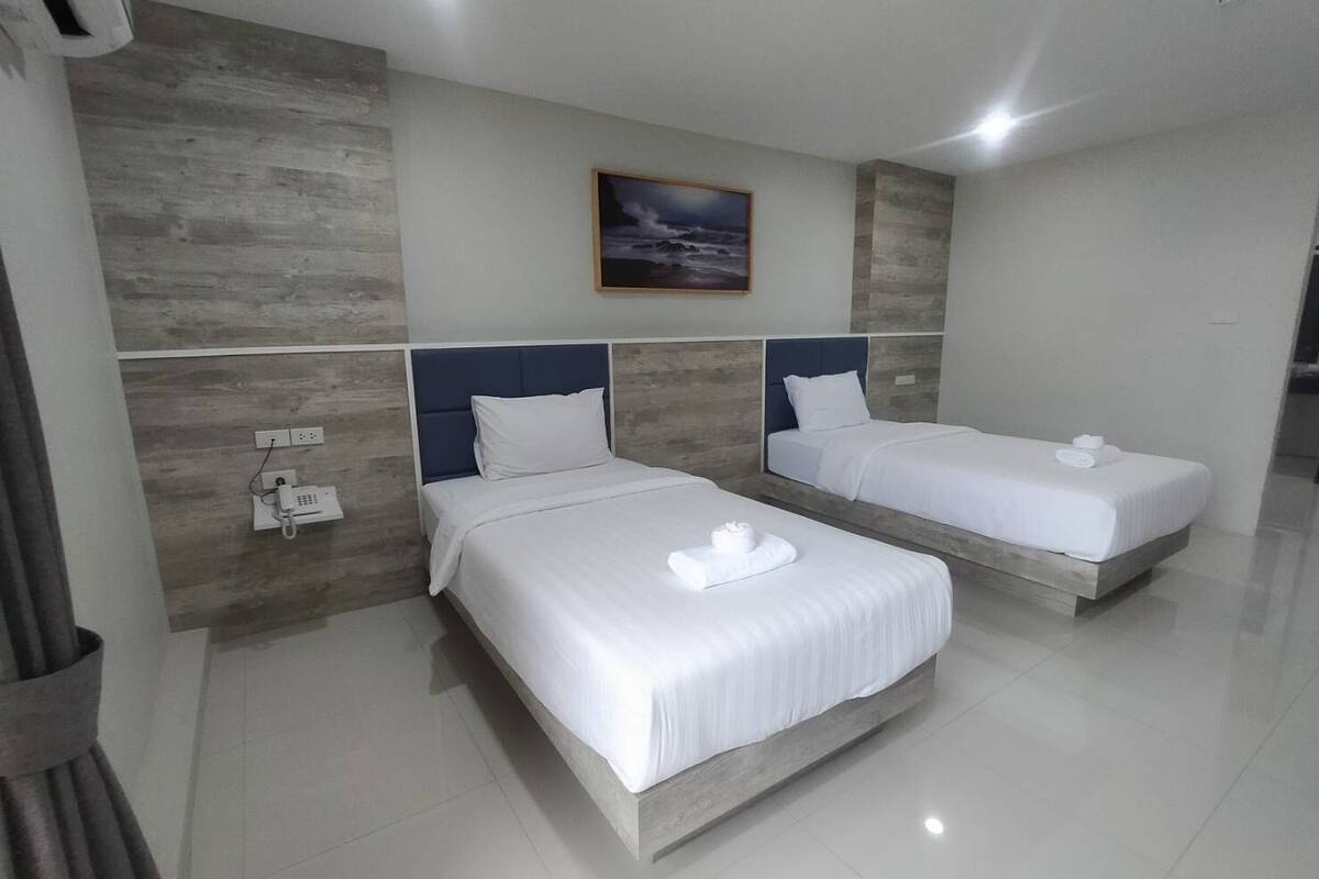 deluxe twin room | desk, free wifi, bed sheets