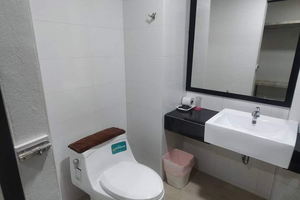 superior twin room | bathroom | shower, towels, soap, shampoo