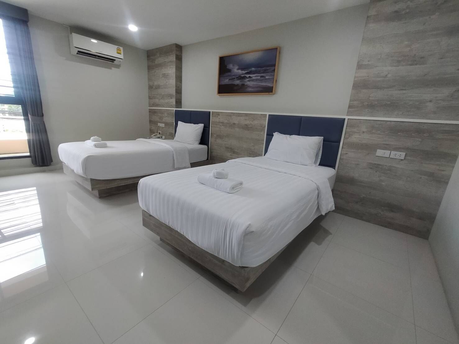 deluxe twin room | desk, free wifi, bed sheets