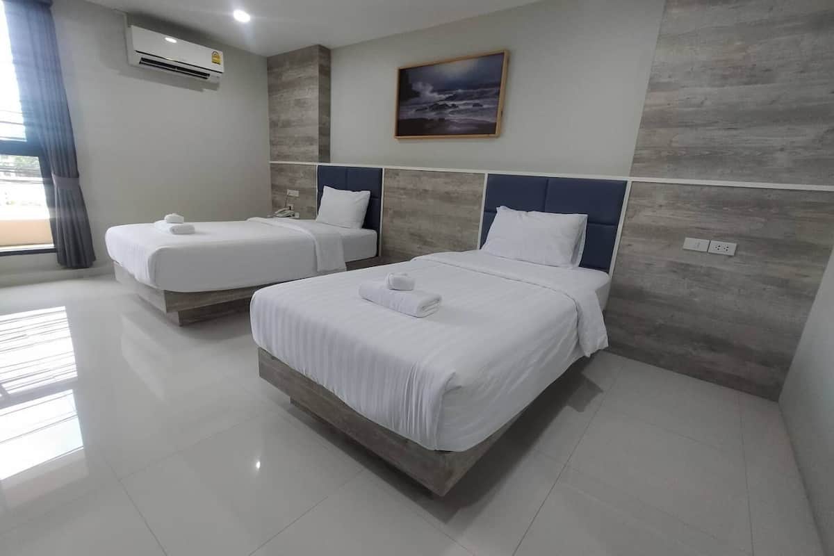 deluxe twin room | desk, free wifi, bed sheets