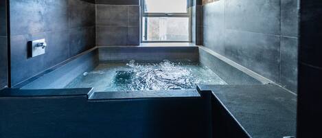 Apartment, Private Bathroom | Indoor spa tub