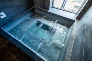 Bañera de hidromasaje interior