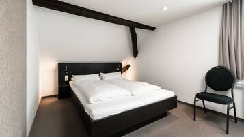 Premium-Zimmer | Minibar, Zimmersafe, Schreibtisch, VerdunkelungsvorhÀnge