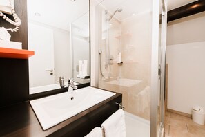 Premium Room | Bathroom | Shower, free toiletries, hair dryer, towels - Hotel Ochsen (Merklingen)