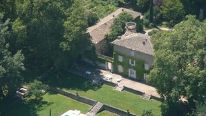 A large house with a swimming pool, surrounded by lush greenery. - Domaine de Lamartine chambres d'hotes (Pont-Saint-Esprit)
