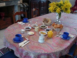 Daily buffet breakfast (EUR 8 per person) - Domaine de Lamartine chambres d'hotes (Pont-Saint-Esprit)