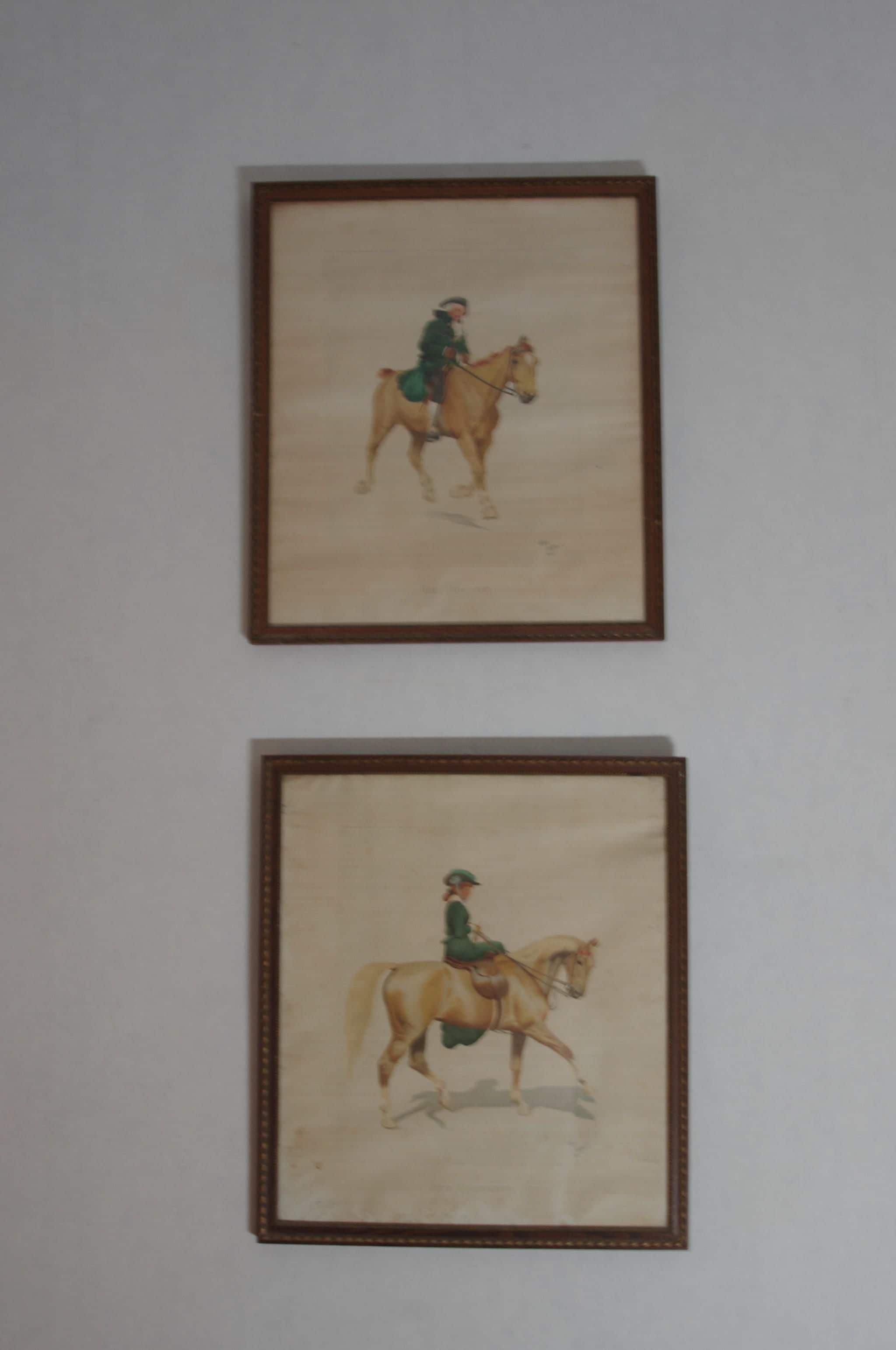 Zwei gerahmte Gemälde, die eine Person beim Reiten auf einem Pferd zeigen.
