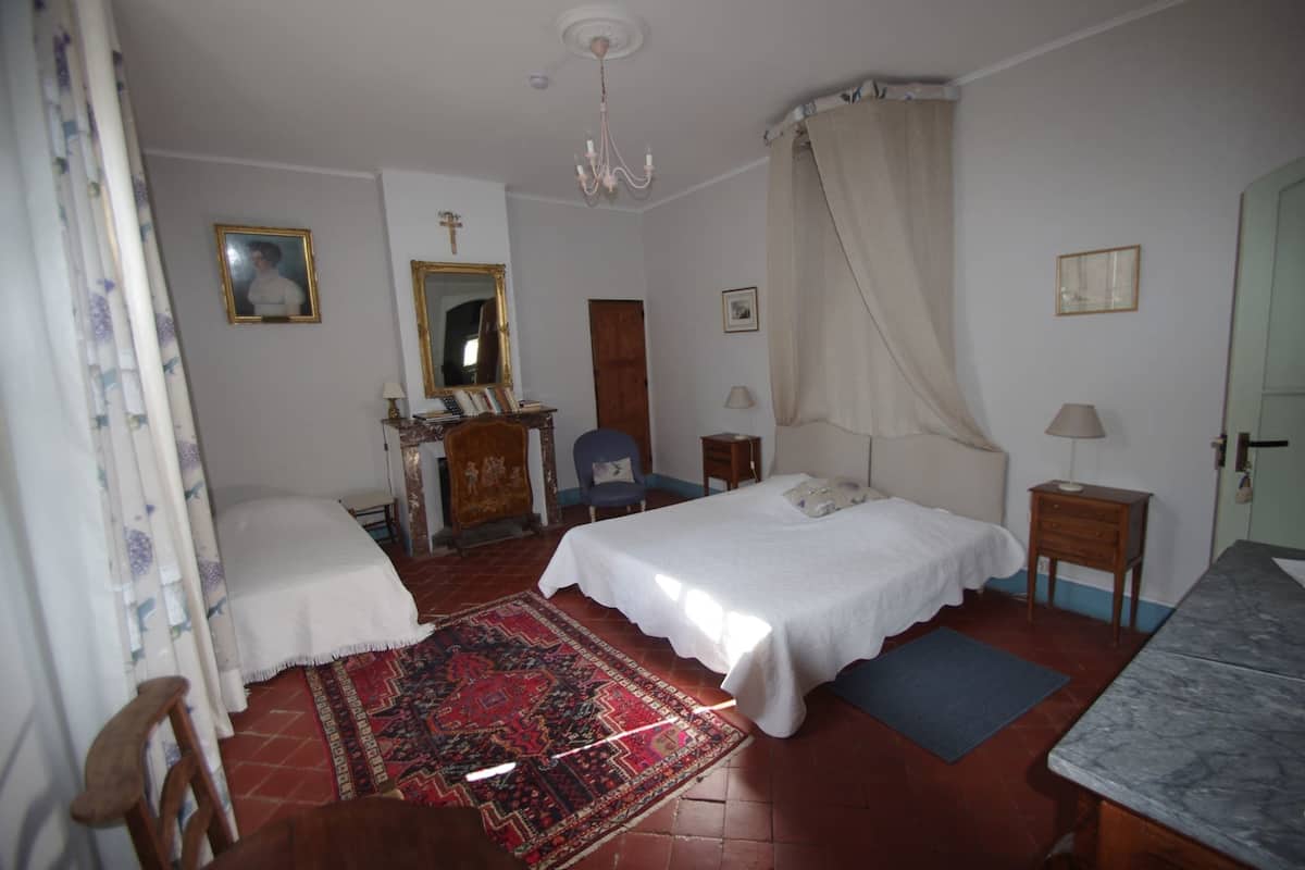 Doppelzimmer (Grand mère) | Bügeleisen/Bügelbrett, kostenloses WLAN, individuell dekoriert