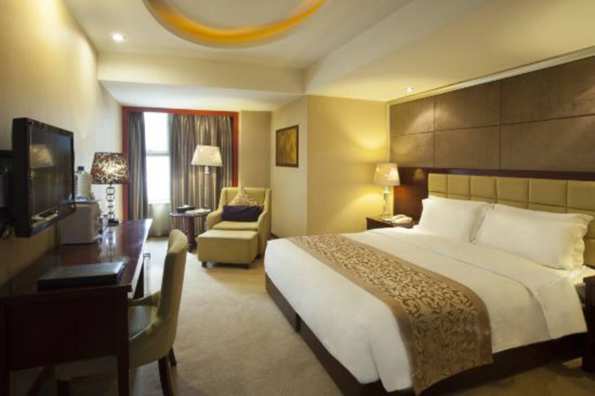 Design Double Room | Desk, blackout drapes, free WiFi