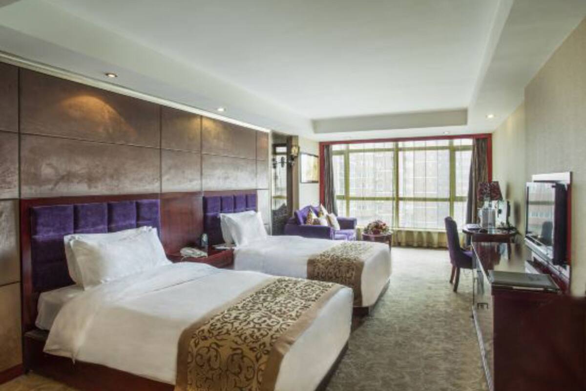 Executive Twin Room | Desk, blackout drapes, free WiFi