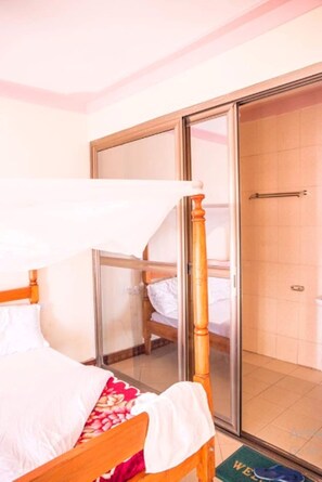 Twin Room | Hypo-allergenic bedding, memory-foam beds, individually decorated - Leosim Hotel (Pakwach)