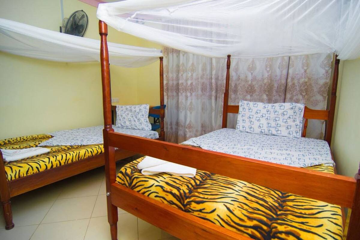 Twin Room | Hypo-allergenic bedding available, memory foam beds, desk